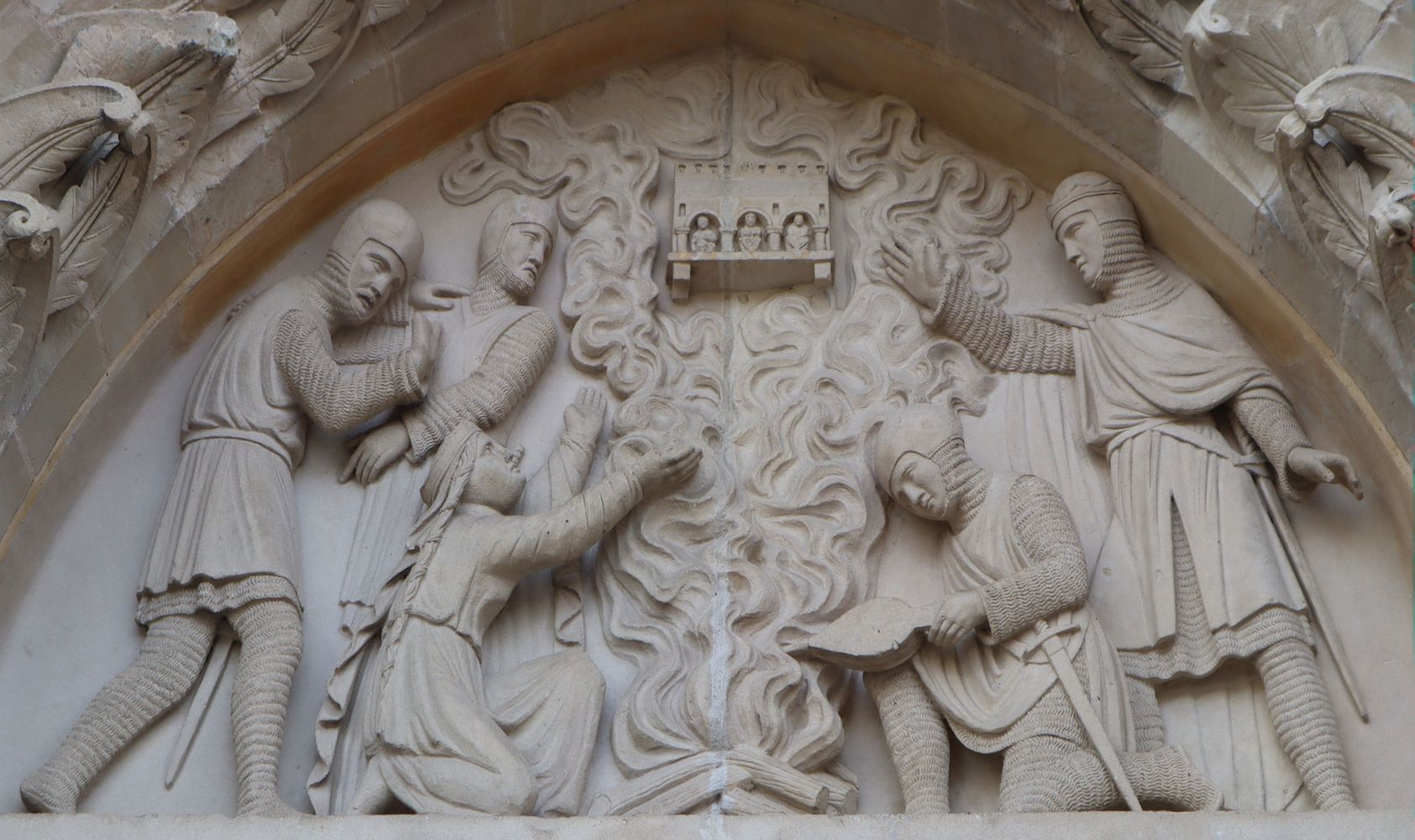 die Übertragung der Gebeine ins damalige Kloster nach Gournay, Tympanon an der Kirche Saint-Hildevert in Gournay-en-Bray