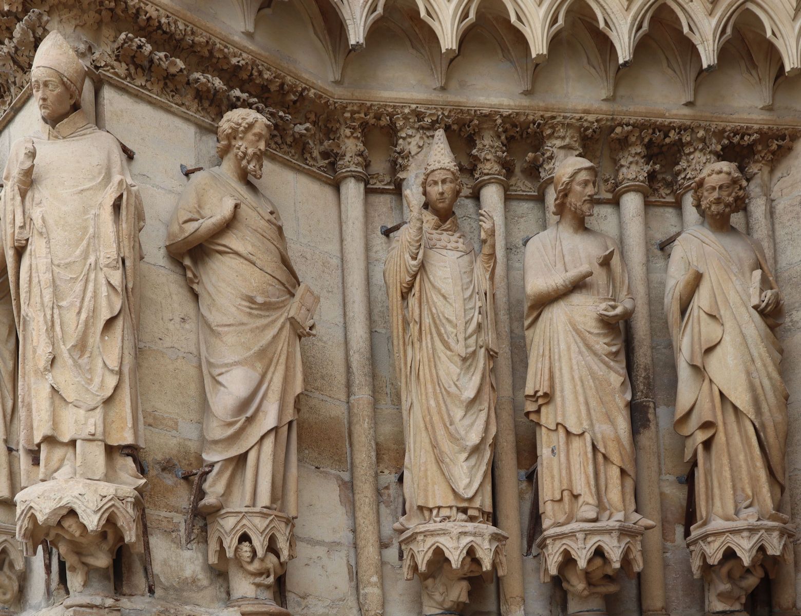 Skulpturen: ein (unbenannter) Bischof, ein Heiliger, ein Papst (Calistus II. ?), ein Prophet und ein Priester (von links), 1230 bis 1255, am rechten Westportal der Kathedrale in Reims