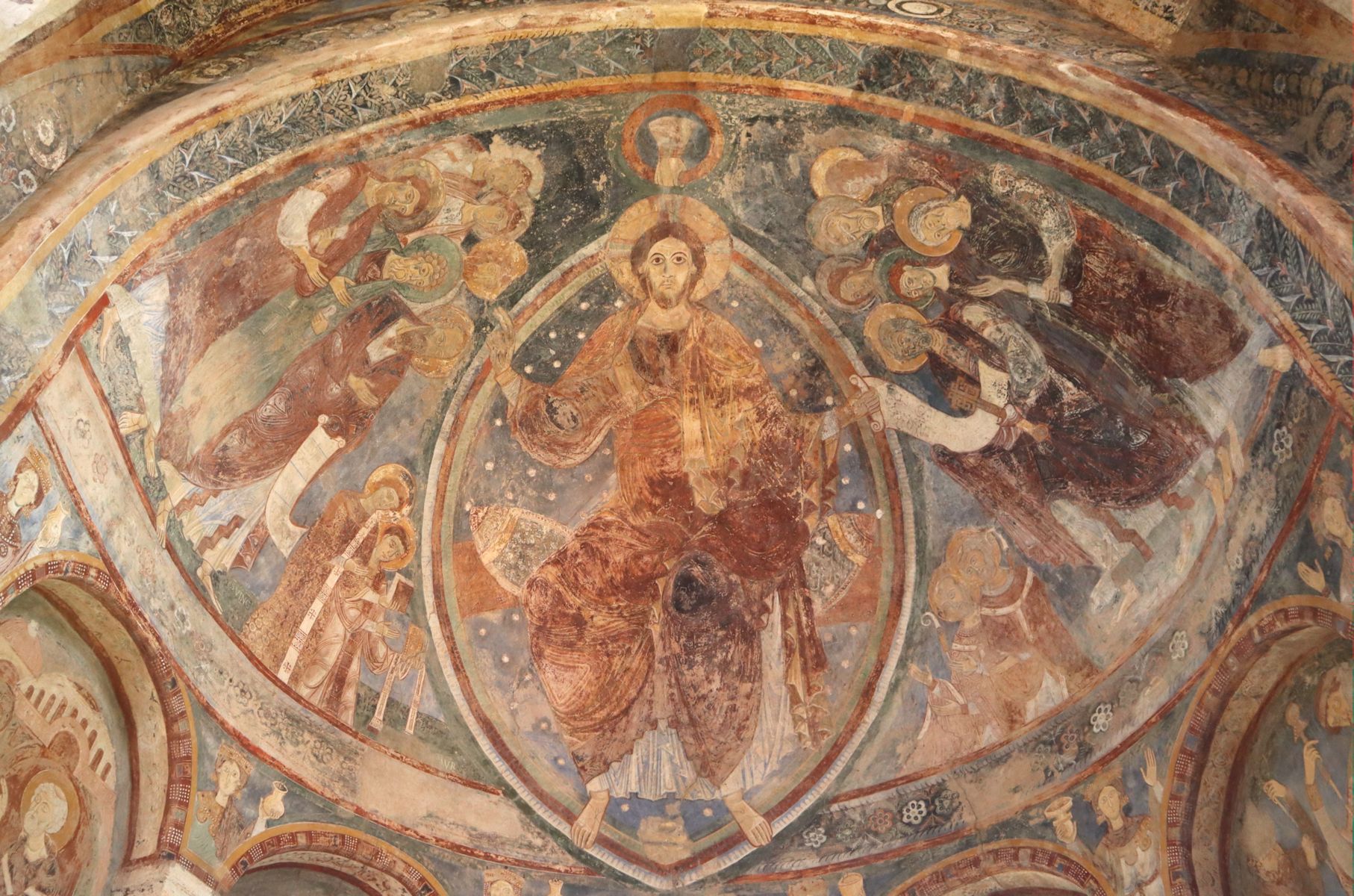Apsisfresko: Christus mit den zölf Aposteln, links unten Vinzenz von Valencia und Laurentius von Rom, rechts unten zwei Äbte von Cluny, um 1150, in der Kirche des ehemaligen Priorats bei Berzé-la-Ville, 1887 vom Ortspfarrer wieder entdeckt