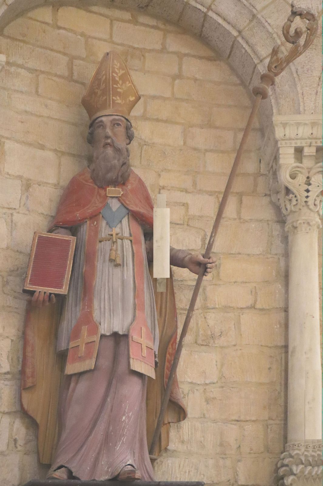 Statue in der Hugo I. von Cluny geweihten Kirche in Semur-en-Brionnais