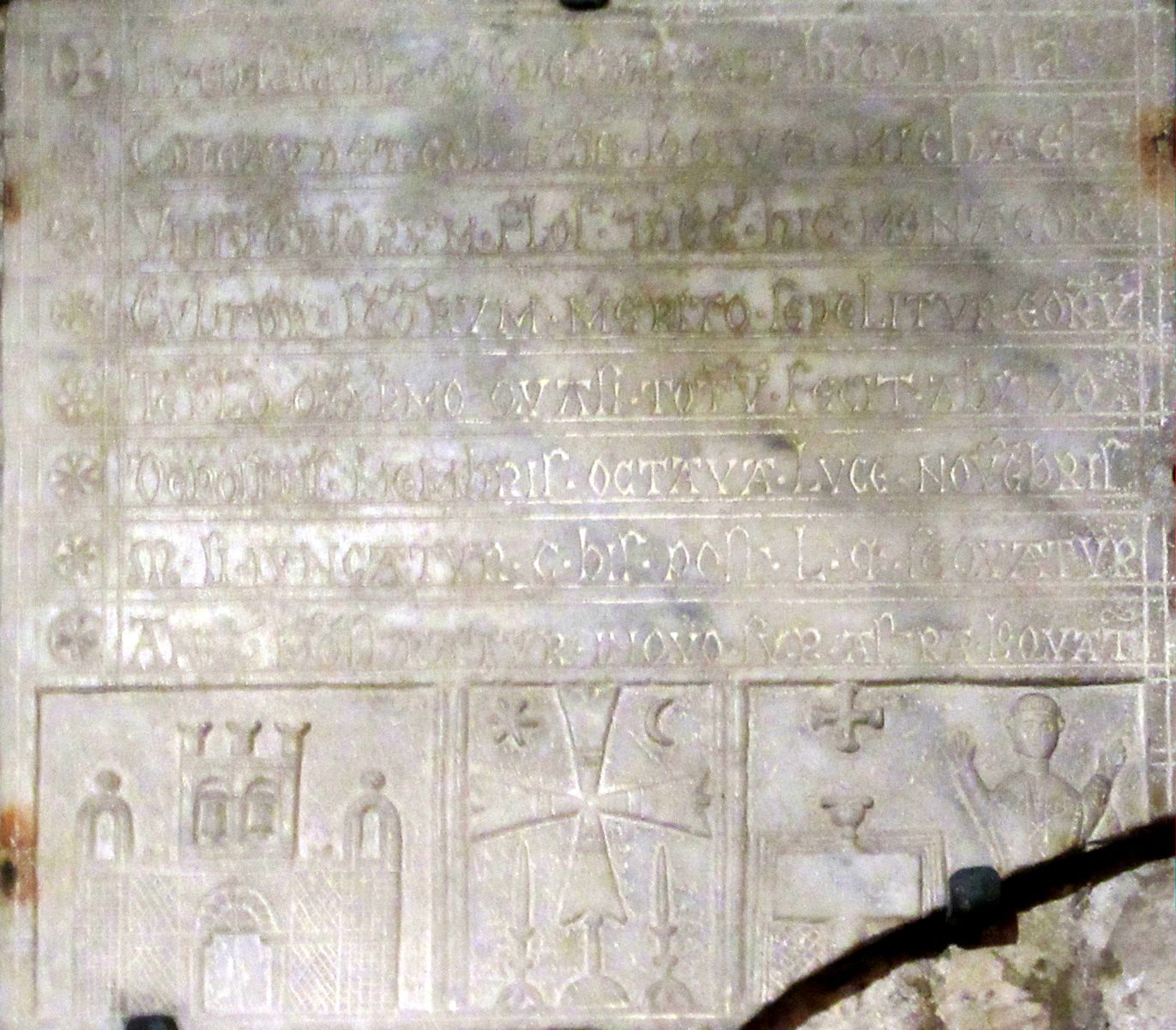 Hugos Grabplatte in der Krypta der Kirche des Klosters Saint-Victorin Marseille