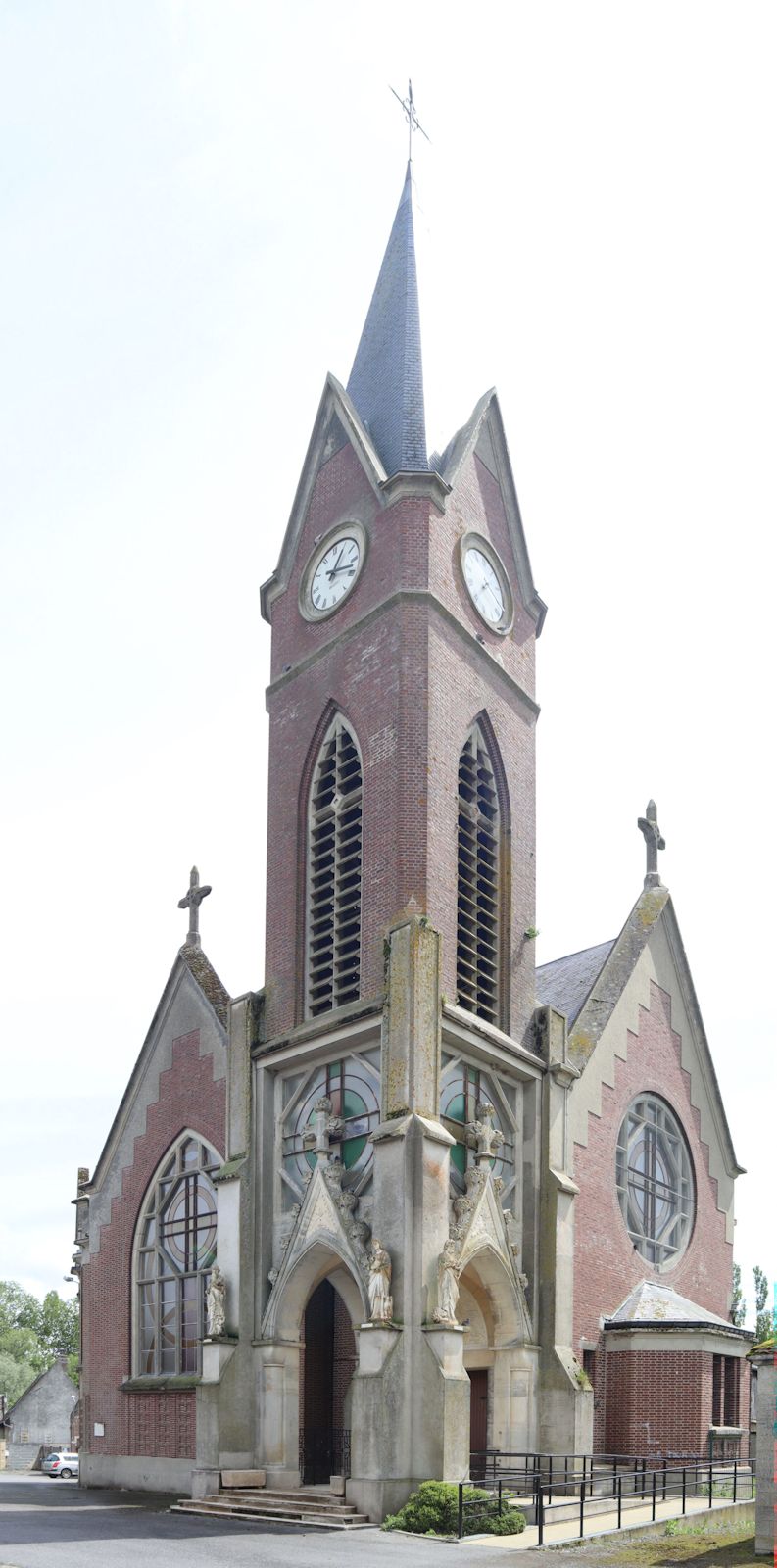 die Petrus und Paulus geweihte Kirche in Mézières-sur-Oise