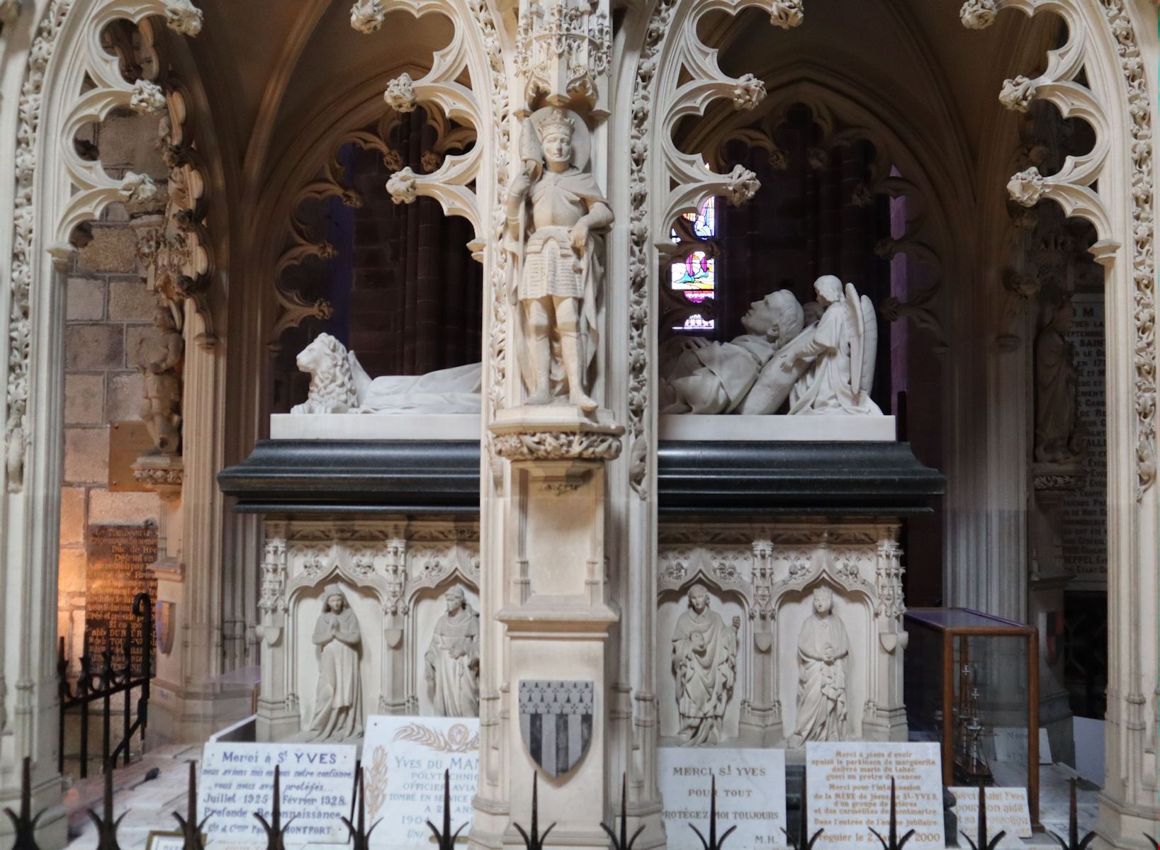 Ivos Grab in der Kathedrale in Tréguier