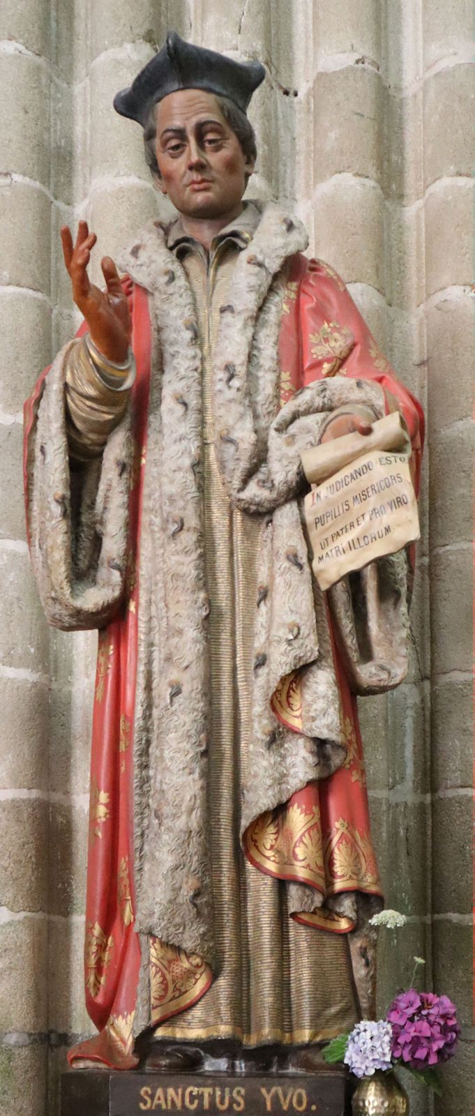 Statue in der Kathedrale in Tréguier