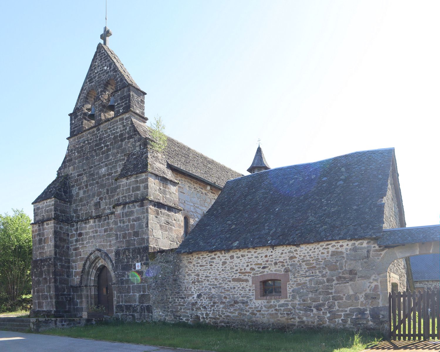 Kirche im Dorf Saint-Hilaire-Foissac