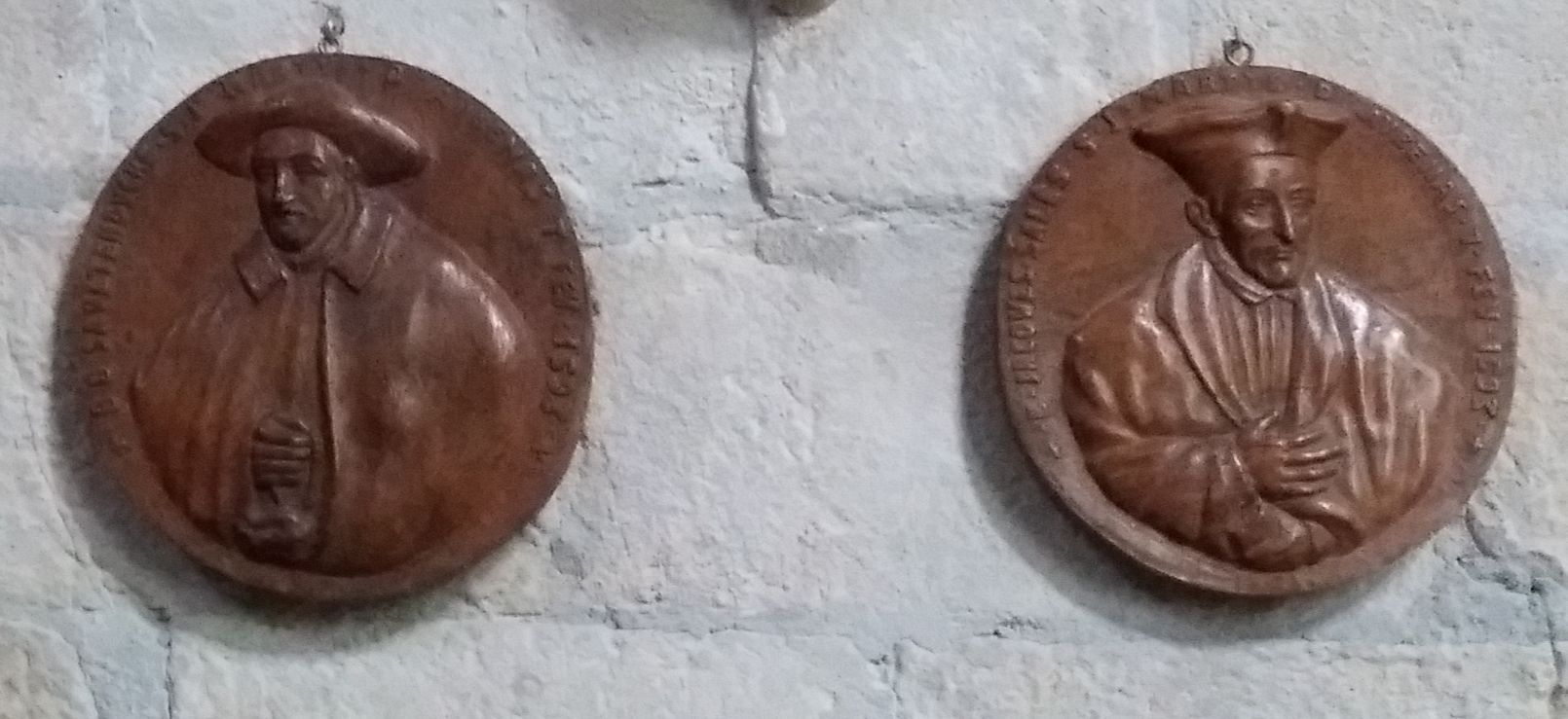 Medaillons für Jakob Salès (rechts) und Wilhelm Saultemouche, in der Kirche Saint-Laurent in Aubenas