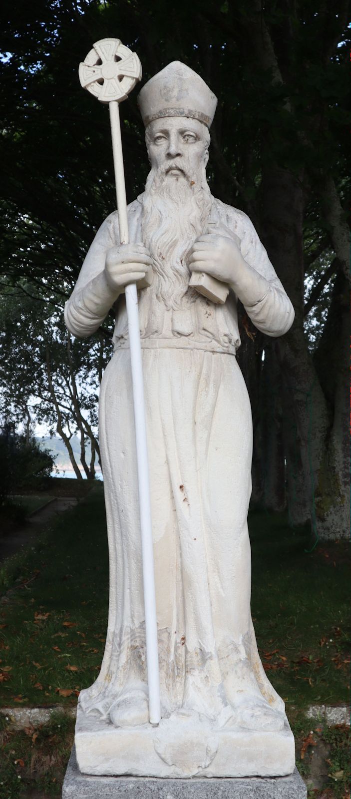 Statue im Garten des Klosters Saint-Jacut in Saint-Jacut-de-la-Mer