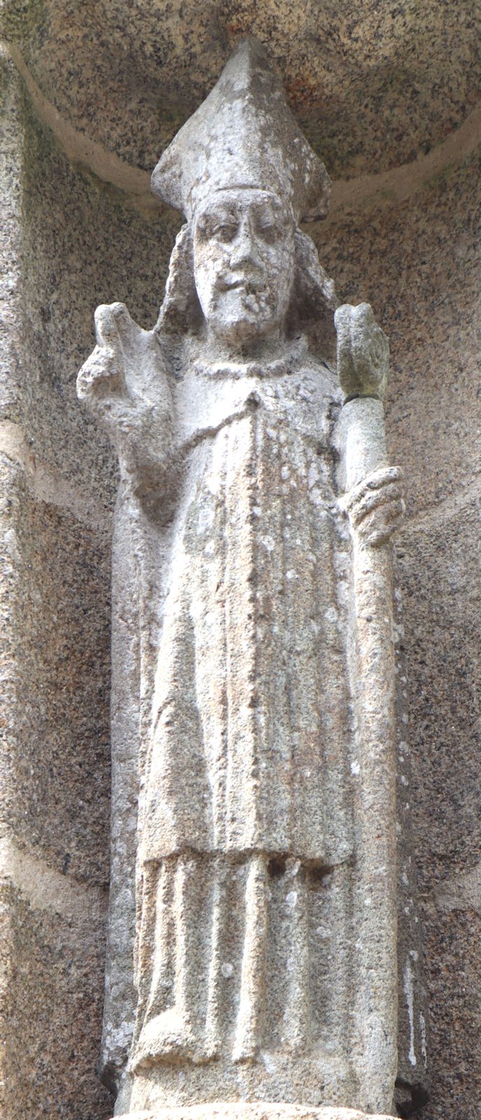 Statue an der Quelle nahe der Kapelle Saint-Jaoua in Plouvien