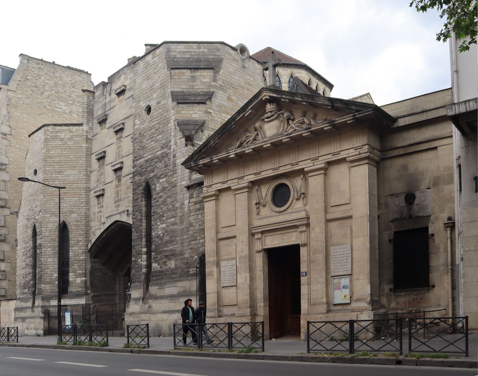 Kirche Saint-Denys-de-la-Chapelle in Paris, links daneben die 1930 bis 1935 aus Dankbarkeit für das Ende des deutschen Vormarsches im 1. Weltkrieg - und damit der Verschonung von Paris - erbaut