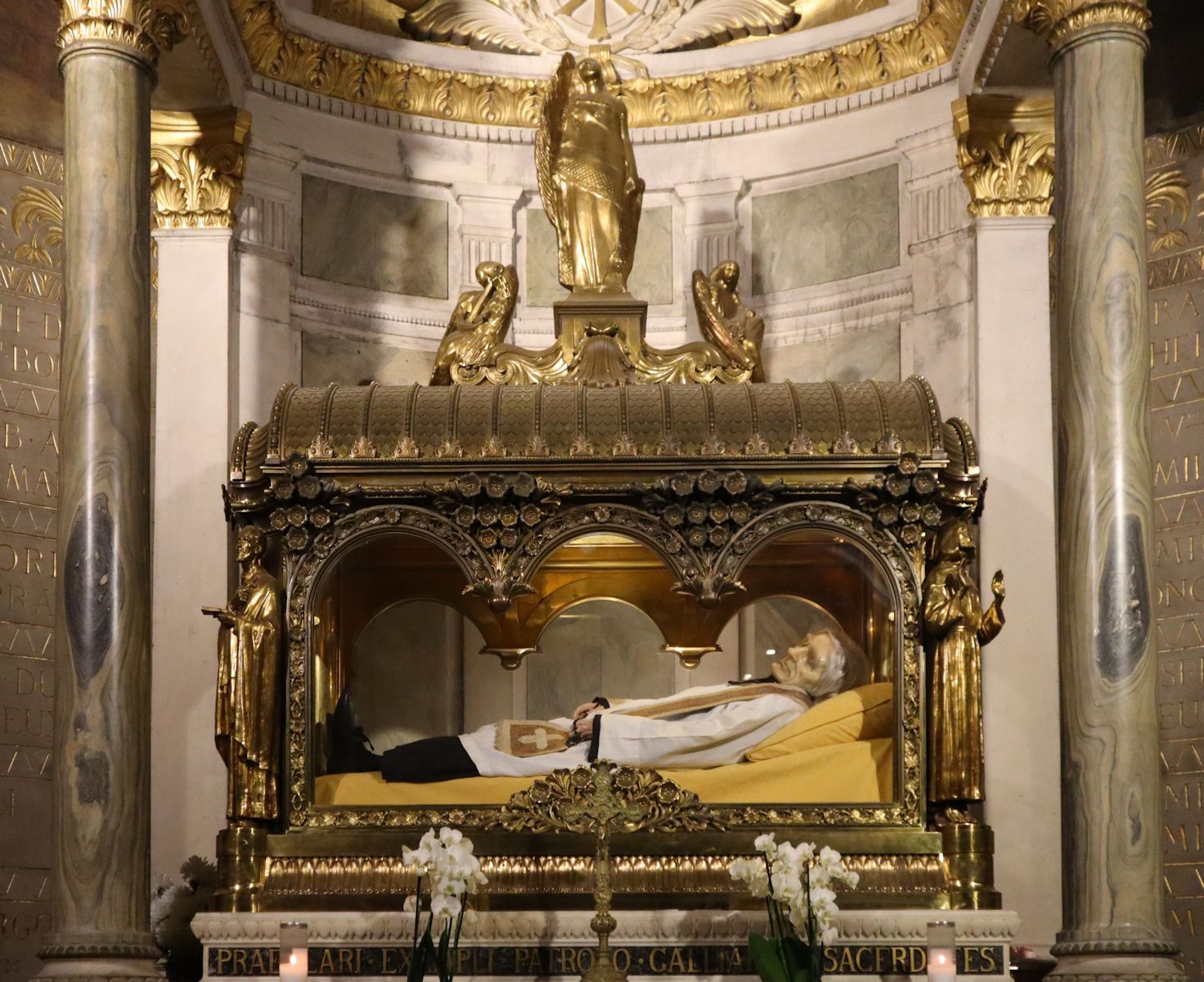 Liegefigur in der Basilika in Ars