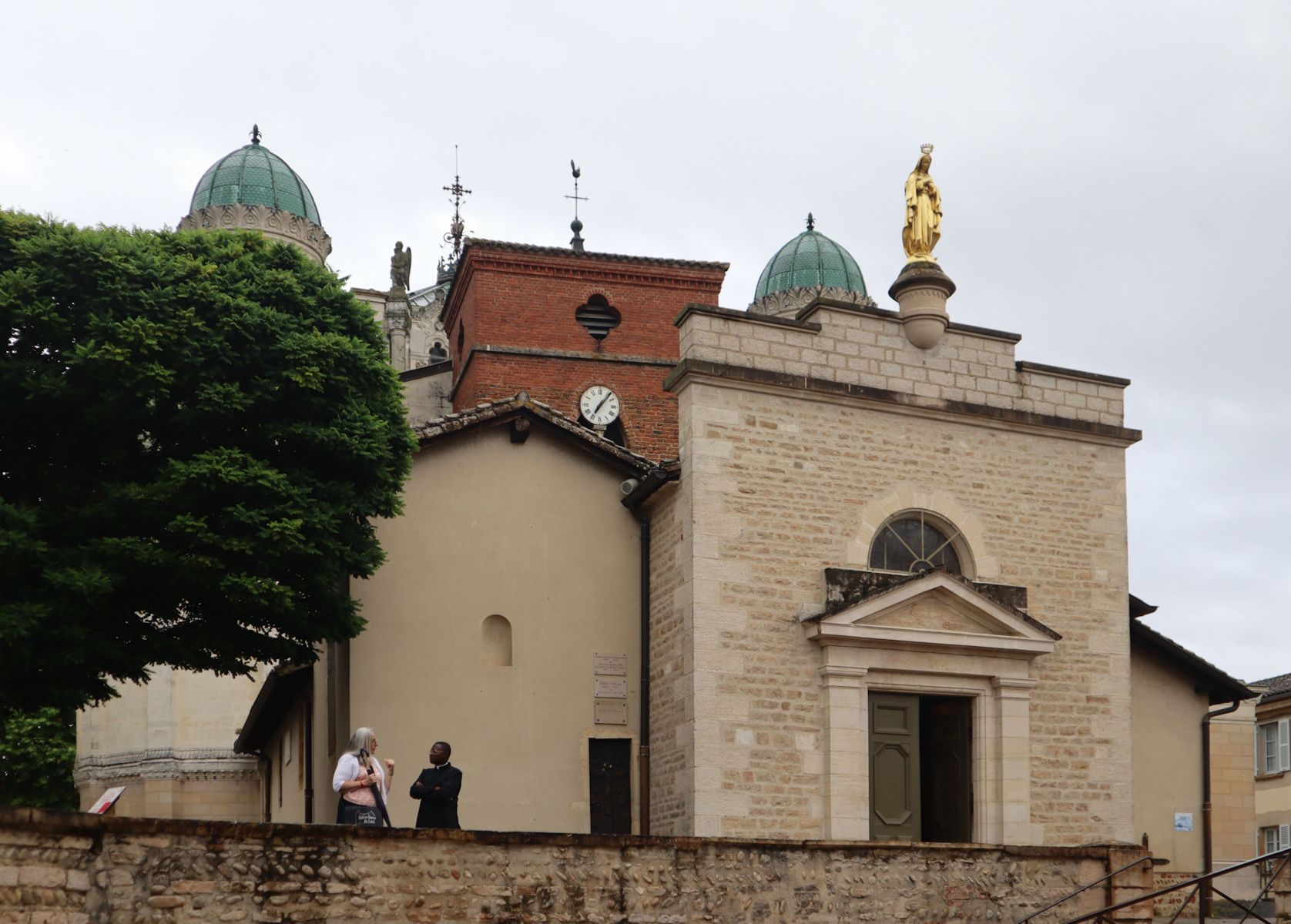 die ursprünglich kleine Pfarrkirche in Ars-sur-Formans, deren Chor dann zum großen Sanktuarium für Johannes-Baptist erweitert wurde