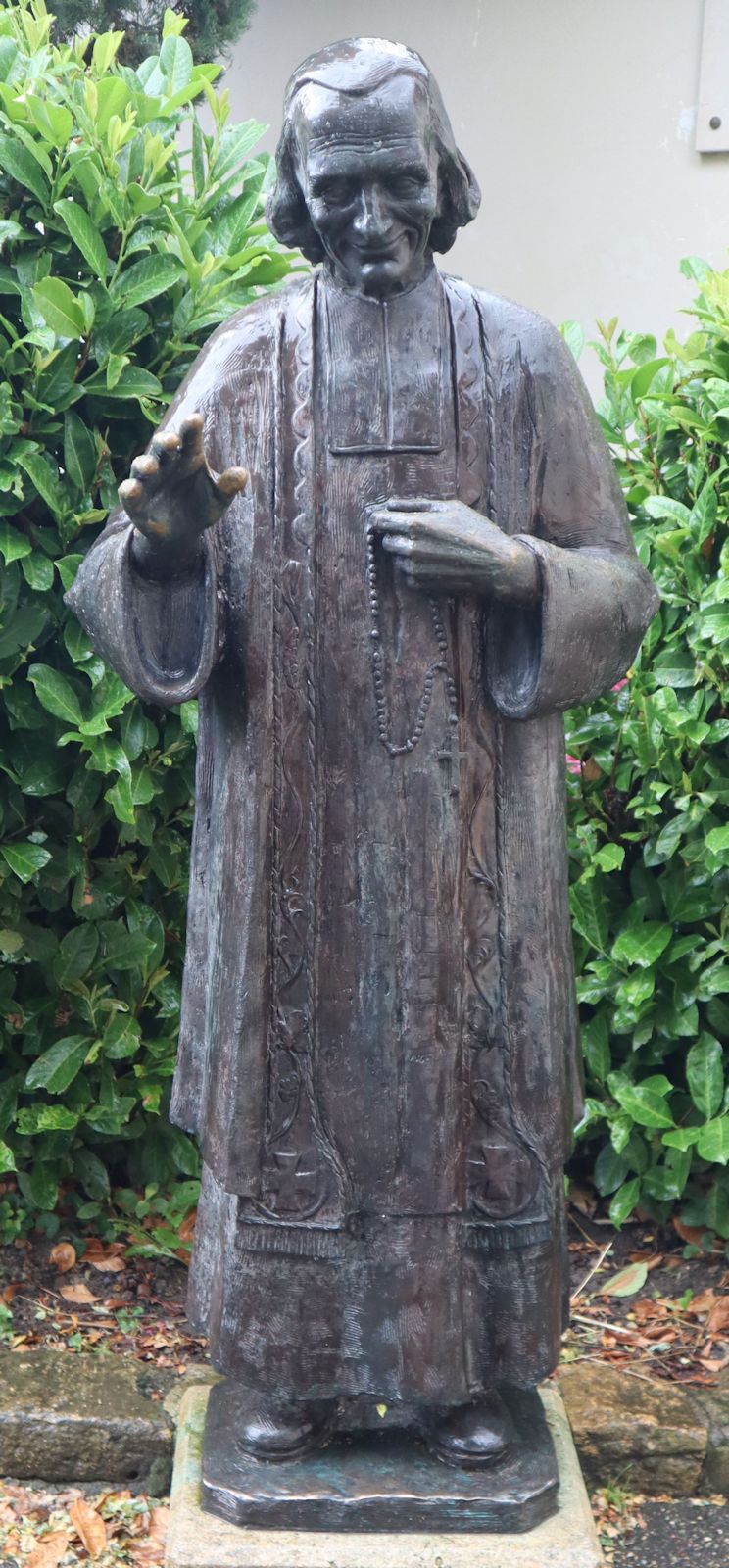 Statue an der Basilika in Ars-sur-Formans