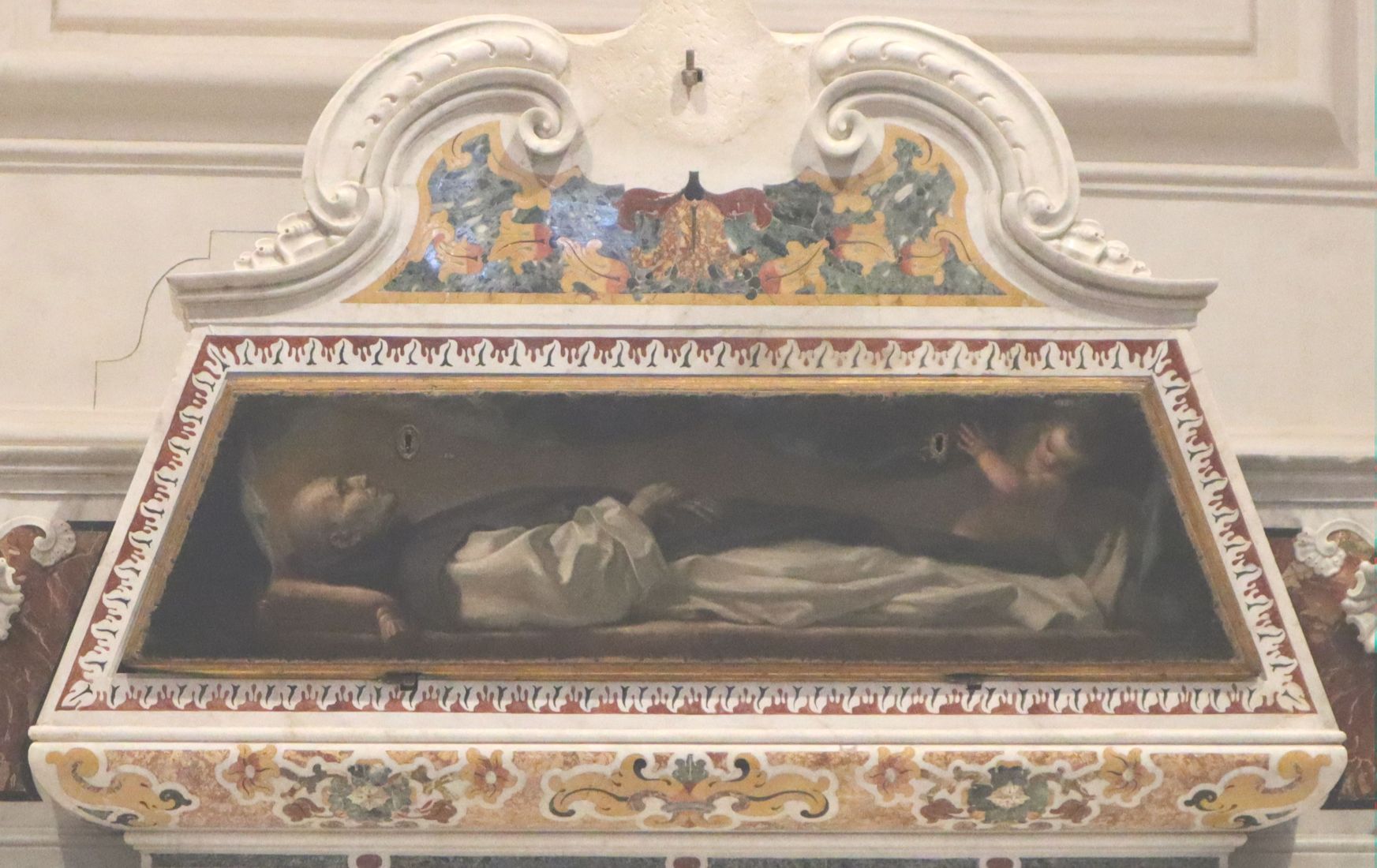 Johannes' Sarkophag in der Basilika Santa Maria di Collemaggio in L'Aquila