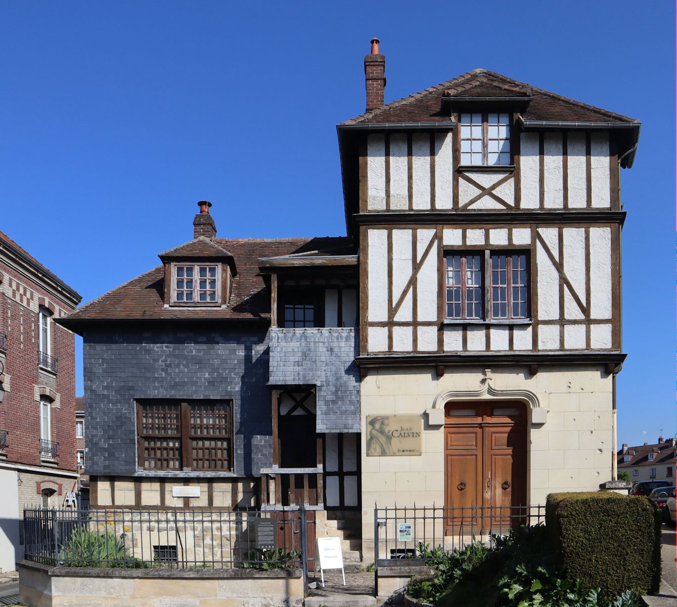 Geburtshaus in Noyon. Beim Bombardement von 1918 wurde das Original zerstört, dann 1927 bis 1930 originalgetreu wieder aufgebaut, heute ist es Museum