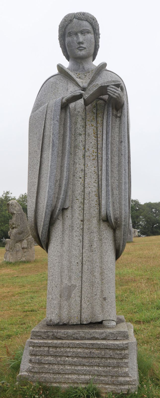 Patrice Le Guen, Jean-Philippe Drévillon: Statue, 2018, im &bdquo;Vallée des Saints&rdquo; nahe Carnoët bei Saint-Brieuc