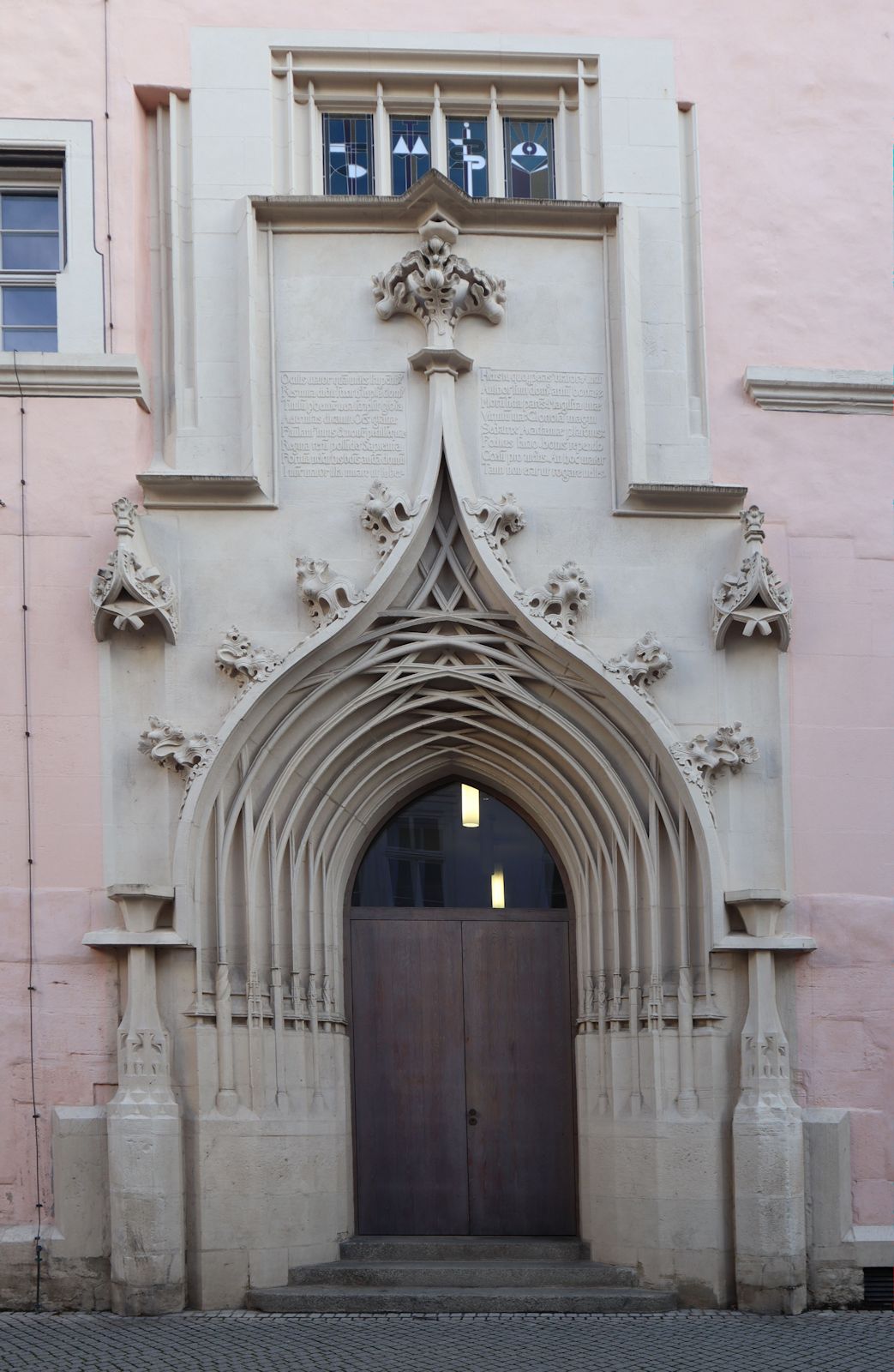 Portal des Collegiums Maius in Erfurt, heute Sitz des Landeskirchenamtes der Evangelisch-lutherischen Kirche