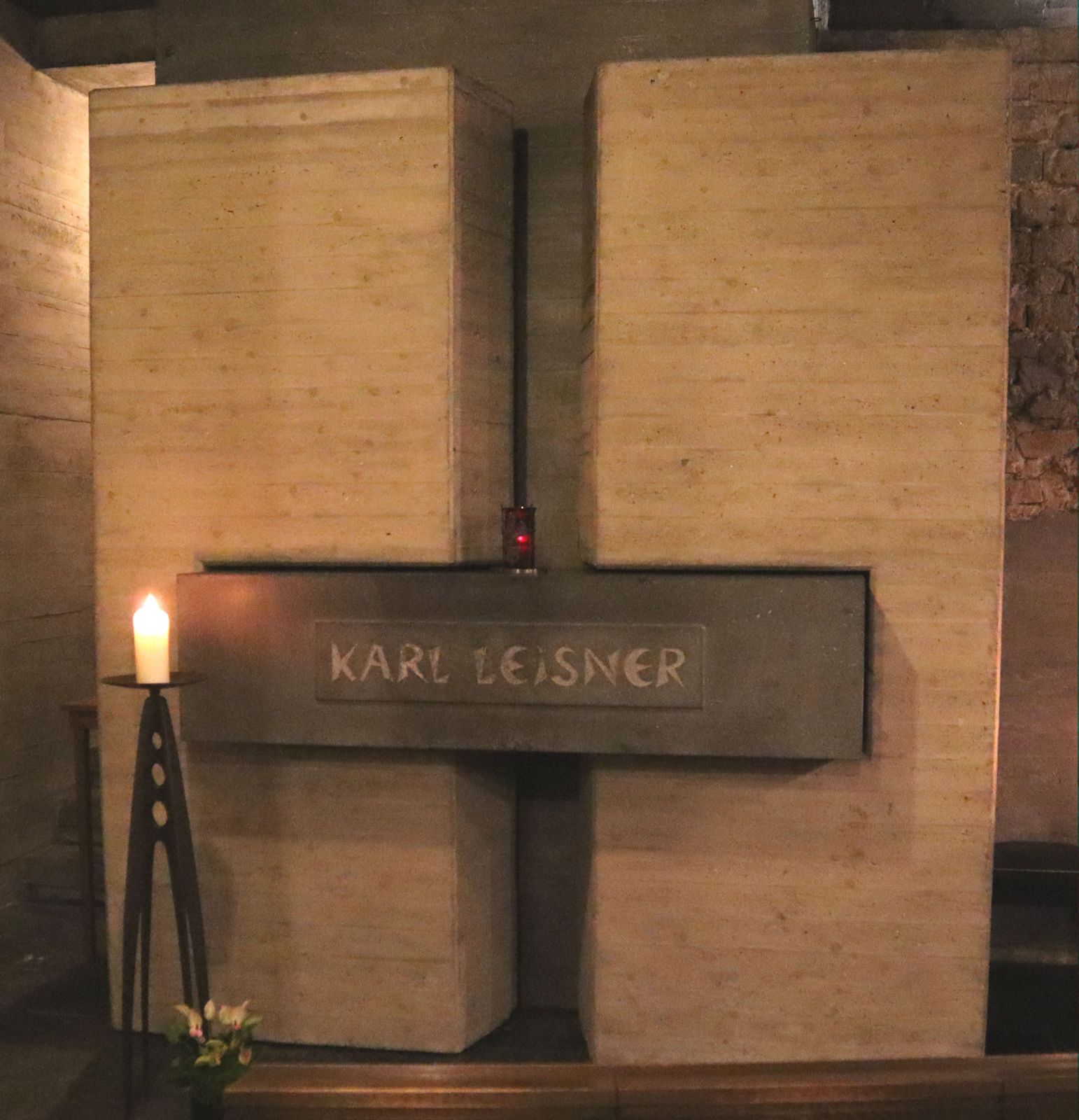 Leisners Grabstätte, 1994, in der &bdquo;Märtyrerkrypta&bdquo; im Dom in Xanten