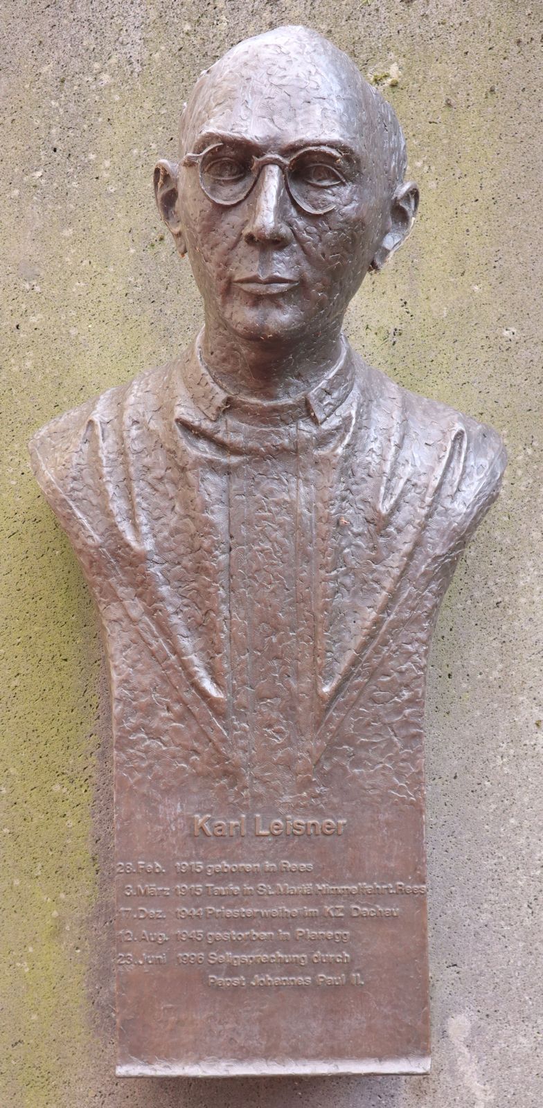 Denkmal vor der Pfarrkirche St. Mariä Himmelfahrt in Rees