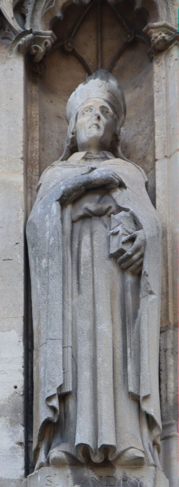 Statue an der Kirche Saint-Germain-l'Auxerrois in Paris