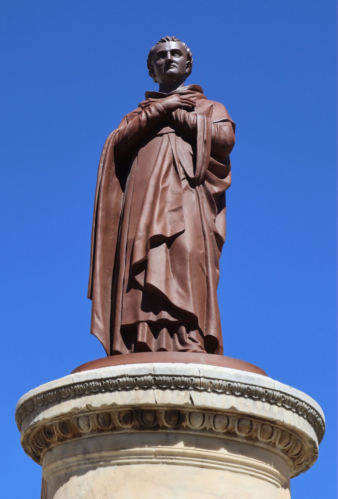 Denkmal, 1894, vor der Pfarrkirche in Sérignan