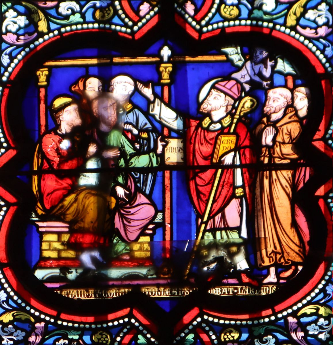 Glasfenster: Levangius argumentiert bei der Synode in Orléans gegen den Arianismus, in der Kathedrale in Senlis