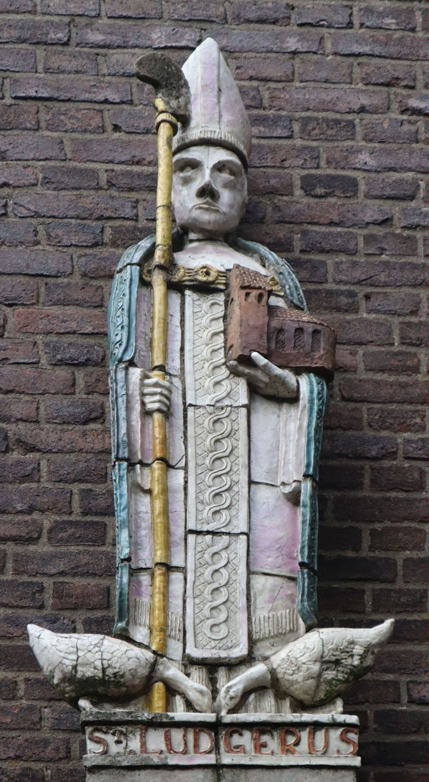 Statue an der Bonifatiuskirche in Dokkum