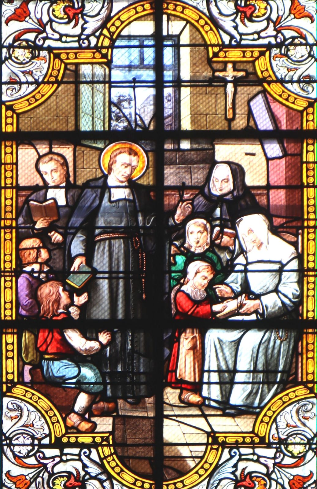 Glasfenster: Ludwig-Maria vor <q>Töchtern der Weisheit</q>, den Montfortschwestern, 1889, in der ihm geweihten Pfarrkirche in Montfort-sur-Meu