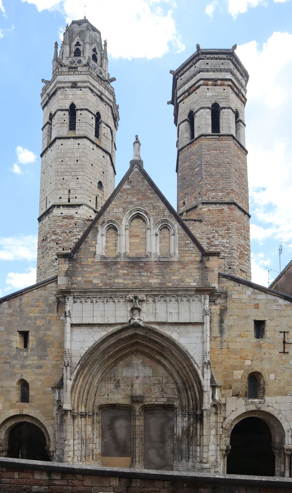Reste der ehemaligen Kathedrale in Mâcon, erbaut Ende des 10. Jahrhunderts an der Stelle eines Vorgängerbaus vom Anfang des 6. Jahrhunderts, in der Französischen Revolution 1792 entweiht, 1799 abgerissen, nur der Narthex und die Glockentürme blieben verschont