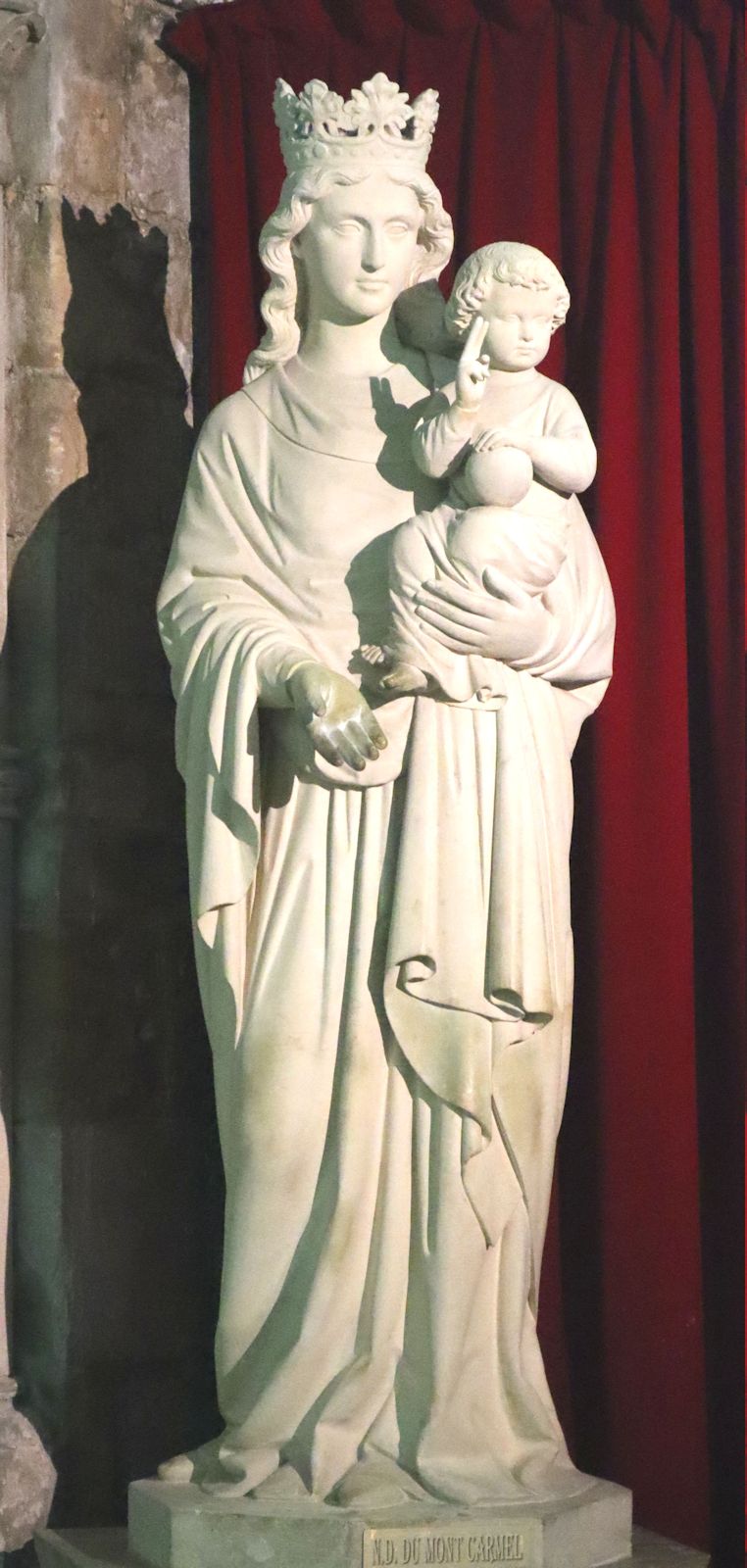 Statue in der Kathedrale in Lisieux