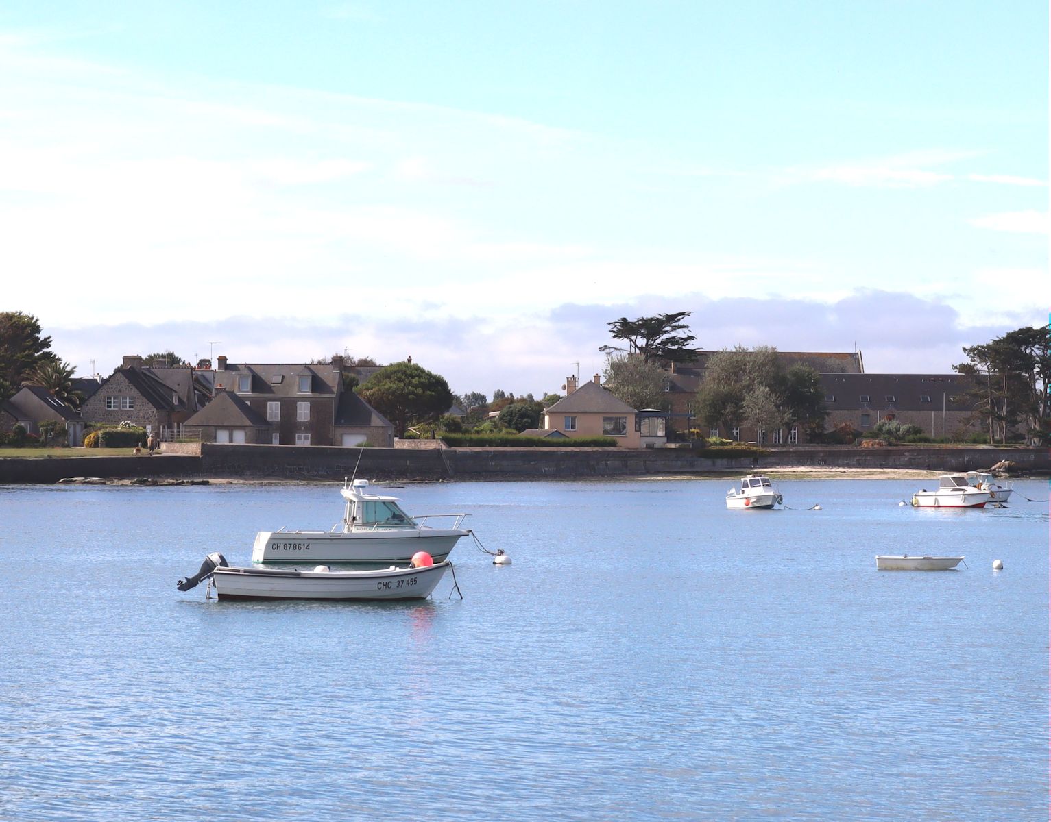 Blick auf das Geburtshaus (Mitte) von Julie Postel in Barfleur