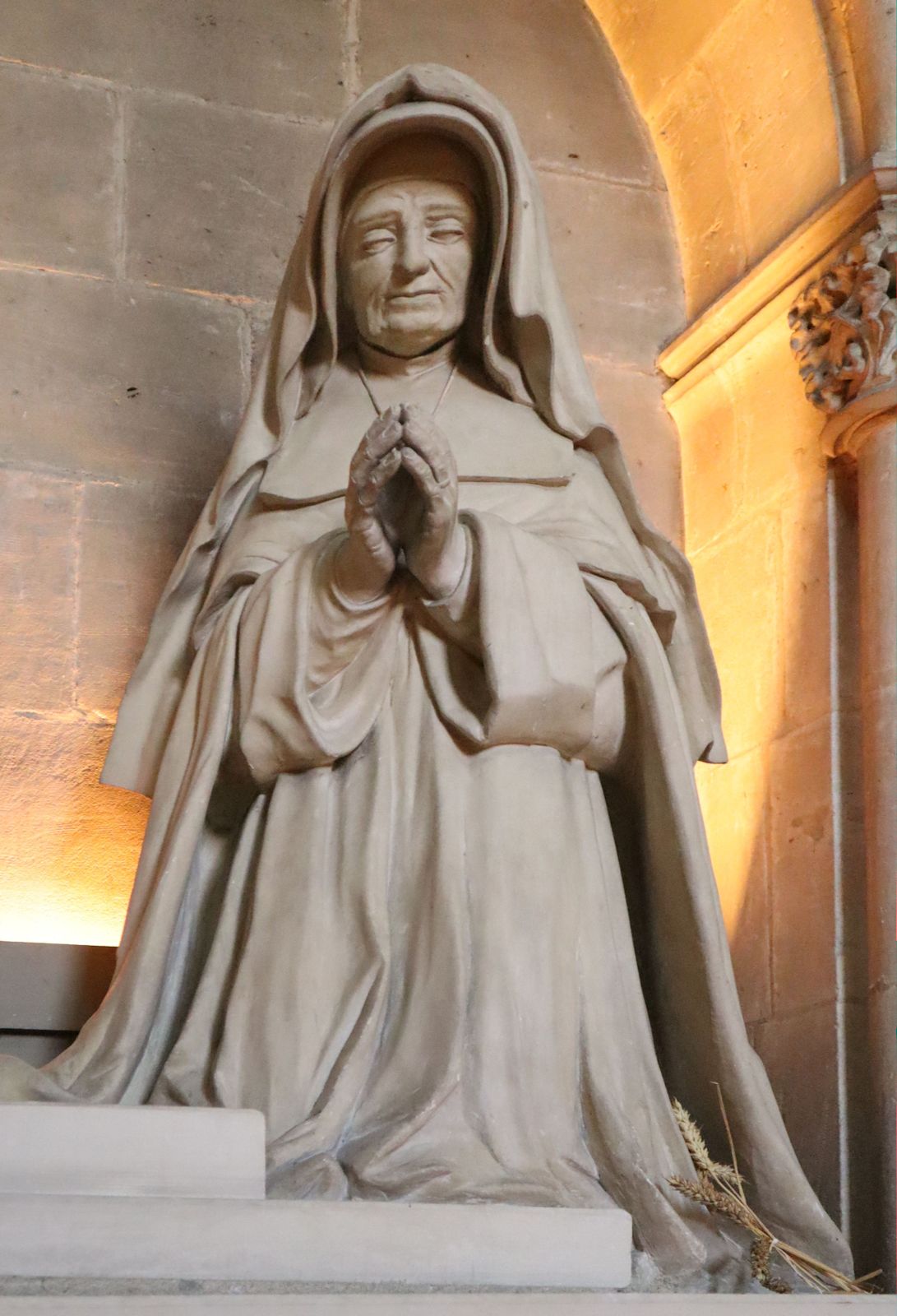 François Halley: Statue auf Maria Magdalena Postel Grab in der Klosterkirche in Saint-Saveur-le-Vicomte
