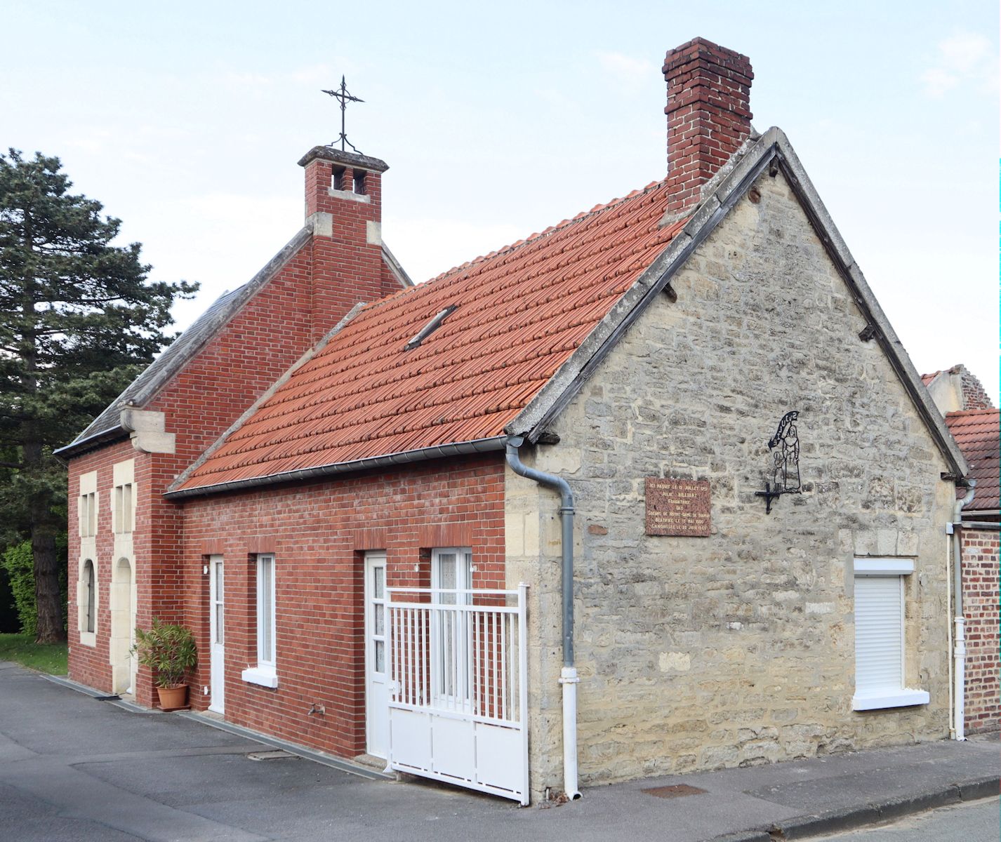 Geburtshaus und Kapelle in Cuvilly