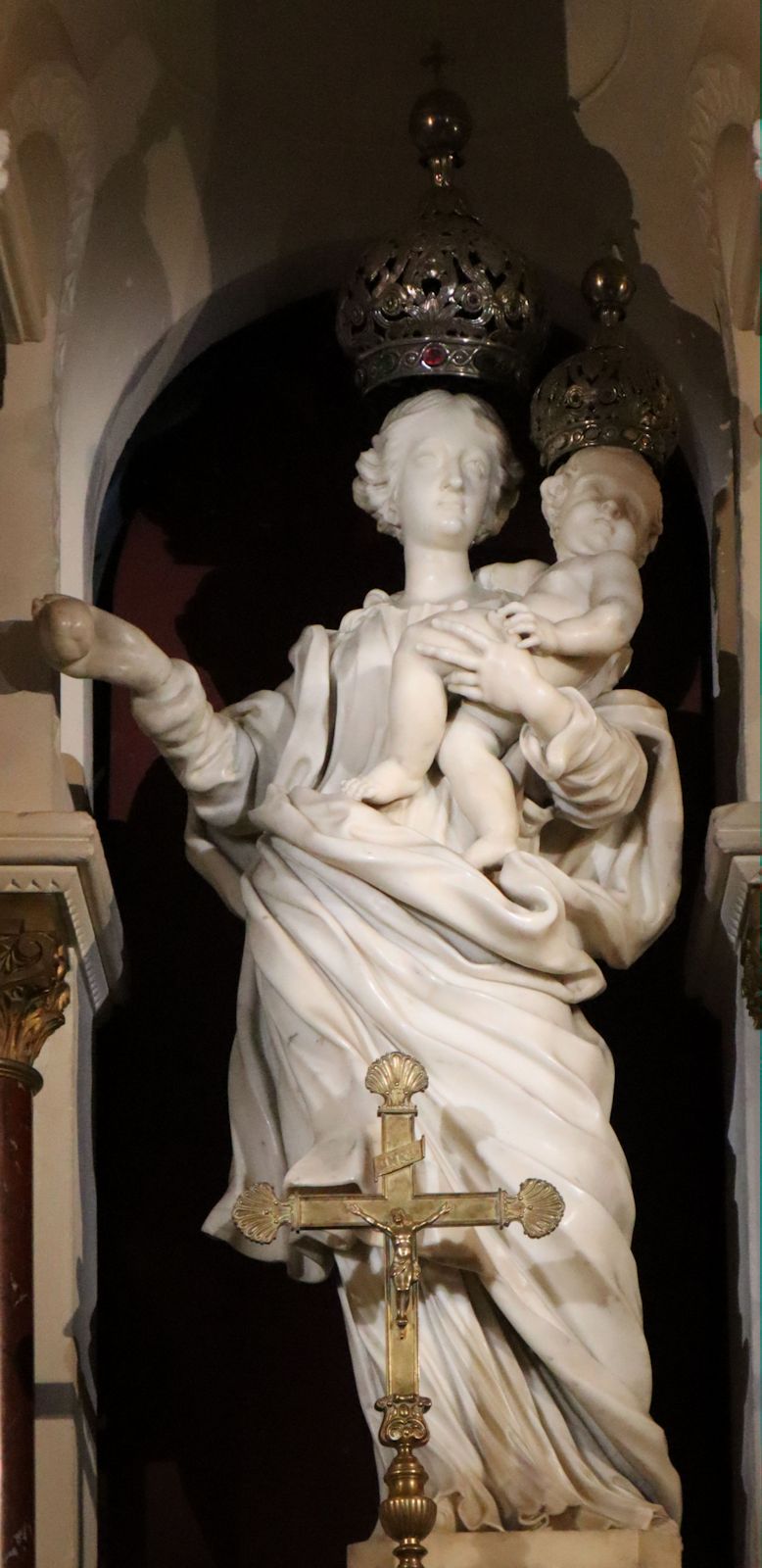 gekrönte Gnadenstatue im Sanktuarium bei Saint-Étienne-le-Laus