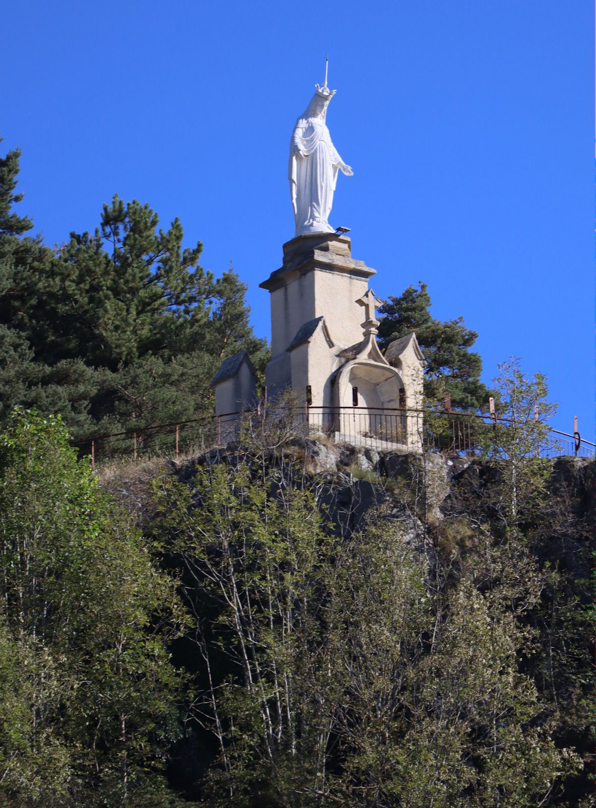 Kapelle mit der Statue Notre-Dame-des-Méricordes oberhalb des Dorfes Saint-Pierre-Eynac