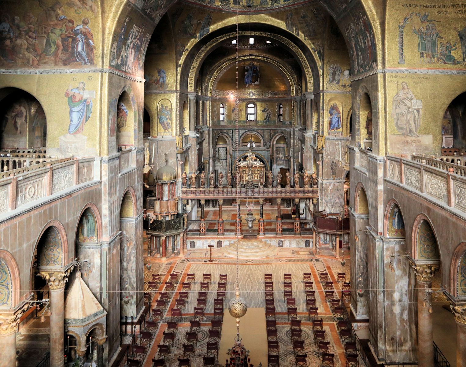 Blick in den Dom San Marco in Venedig; die Markusreliquien liegen unter dem Baldachin hinter der Ikonostase