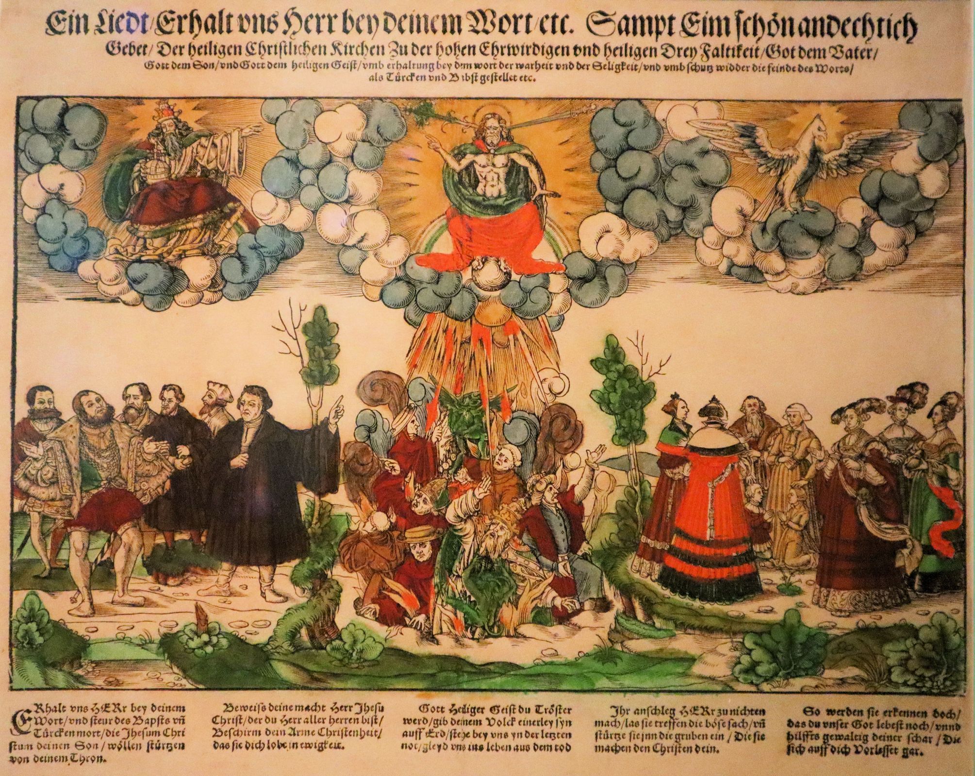 Pancratius Kempf: Christus als Weltenrichter: der katholische Klerus wird in die Hölle gestürzt, links Luther, Jan Hus, Philipp Melanchthon, der Reformator Caspar Cruciger der Ältere, Kurfürst Johann Friedrich von Sachsen und Landgraf Philipp I. von Hessen, rechts Frauen und Fürstinnen, kolorierter Holzschnitt, um 1548 im Lutherhaus in Wittenberg