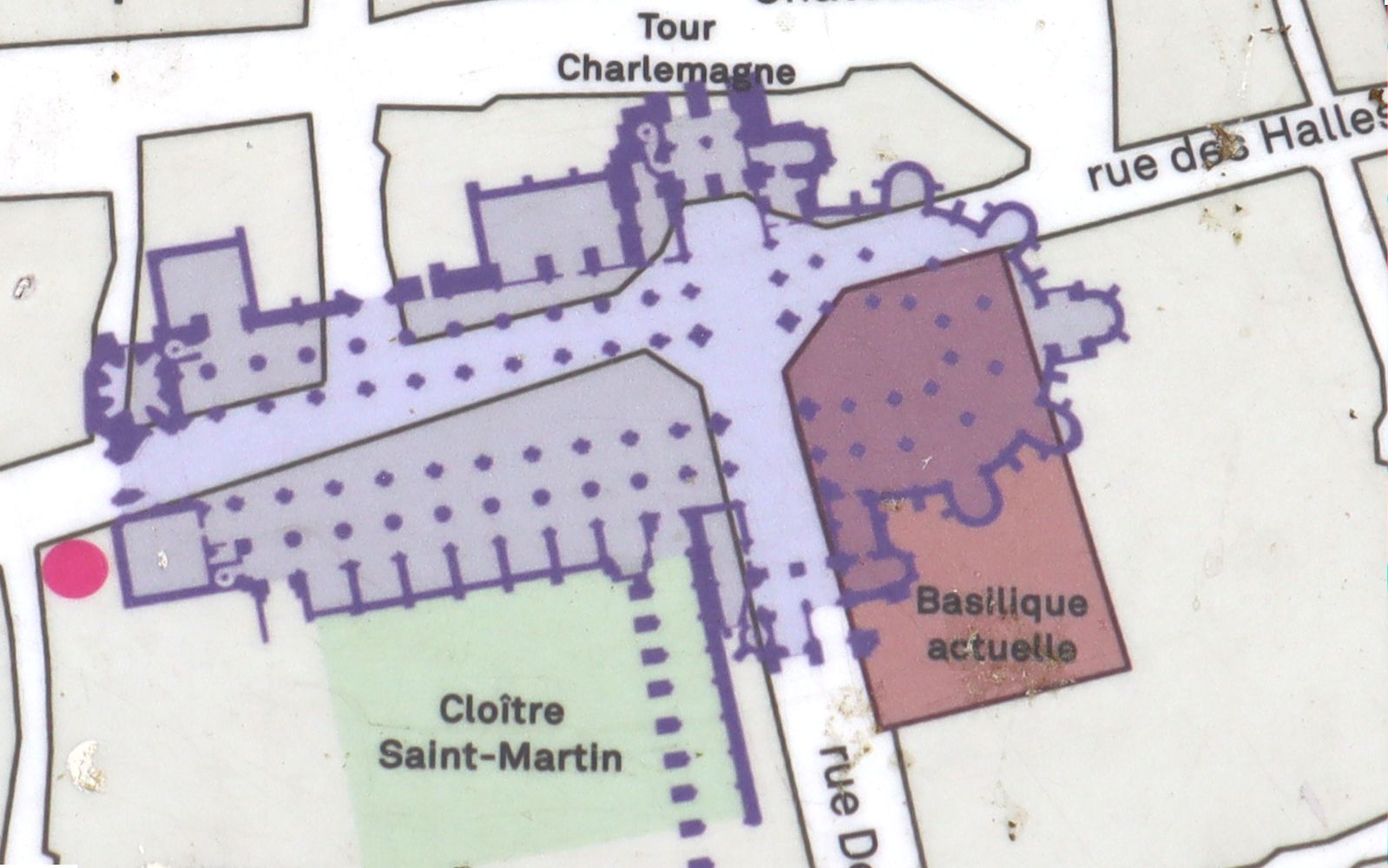 frühere Kirche Saint-Martin (violett) und heutige Kirche Saint-Martin (braun), jeweils über Martins Grab, Grafik am „Uhrturm” (roter Punkt) in Tours