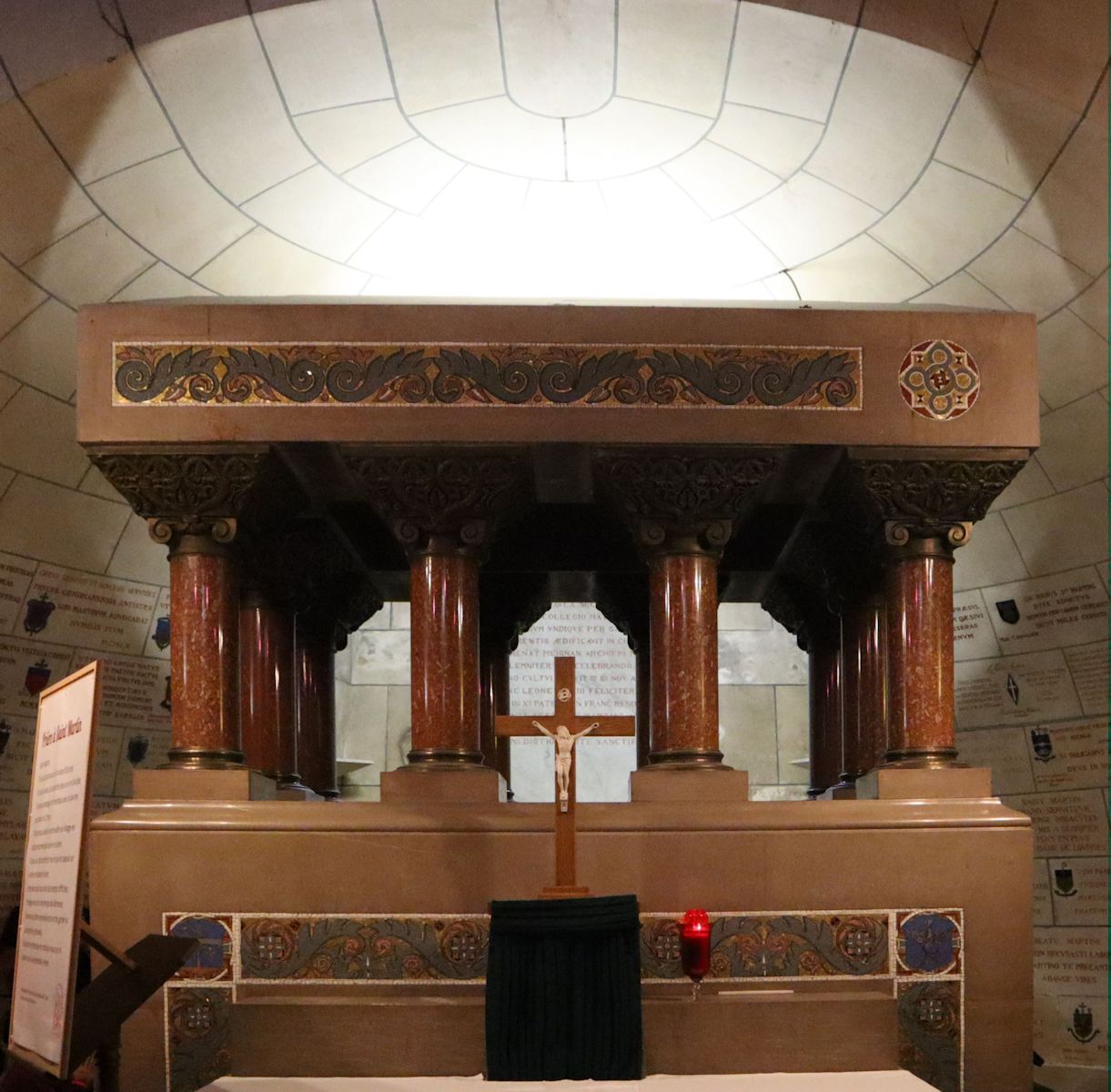 Martins rekonstruiertes Grab in der heutigen Kirche Saint-Martin in Tours; es war in der Französischen Revolution verwüstet worden, wurde 1860 bei Bauarbeiten wiederentdeckt und enthält nun nur noch wenige Reliquien