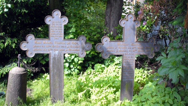 Matthias Claudius Grab (rechts) neben dem seiner Frau Rebecka auf dem Friedhof in Hamburg-Wandsbek