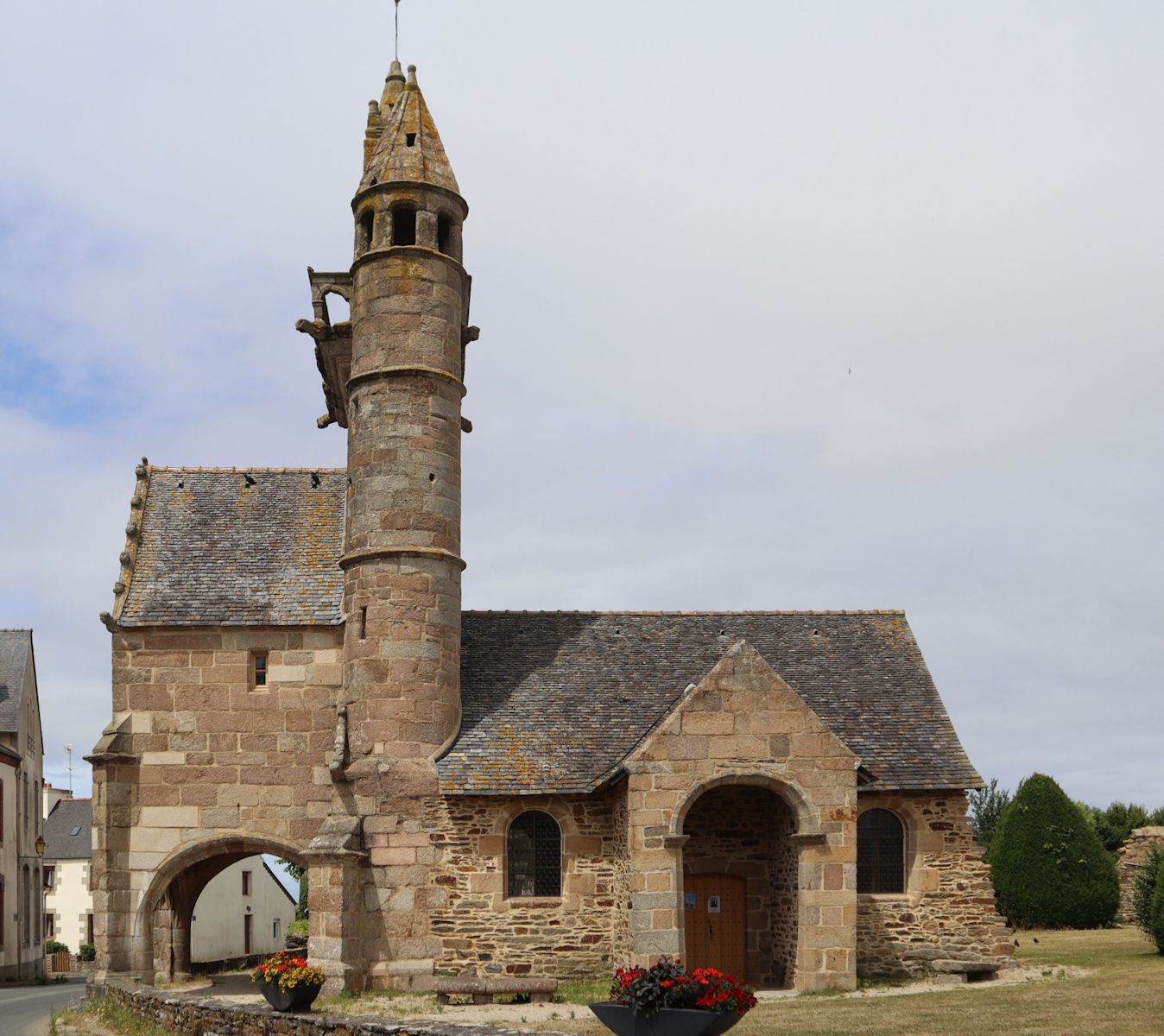 alte Kirche in Henvic