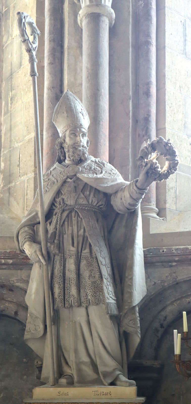 Statue in der Kathedrale in Noyon