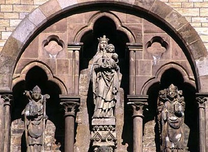 Statuen am Querhaus des Doms in Paderborn: Meinwerk (links), Maria und Bischof Simon I. zur Lippe, Bischof von Paderborn von 1247 bis 1277