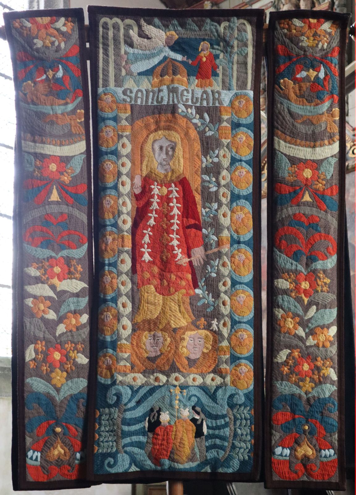 Wallfahrtsbanner in der Meliavus geweihten Kirche in Locmélar