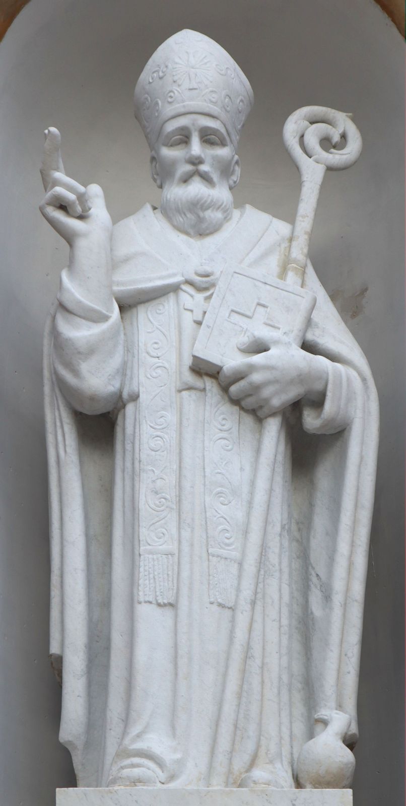 Statue an der Kathedrale in Avellino