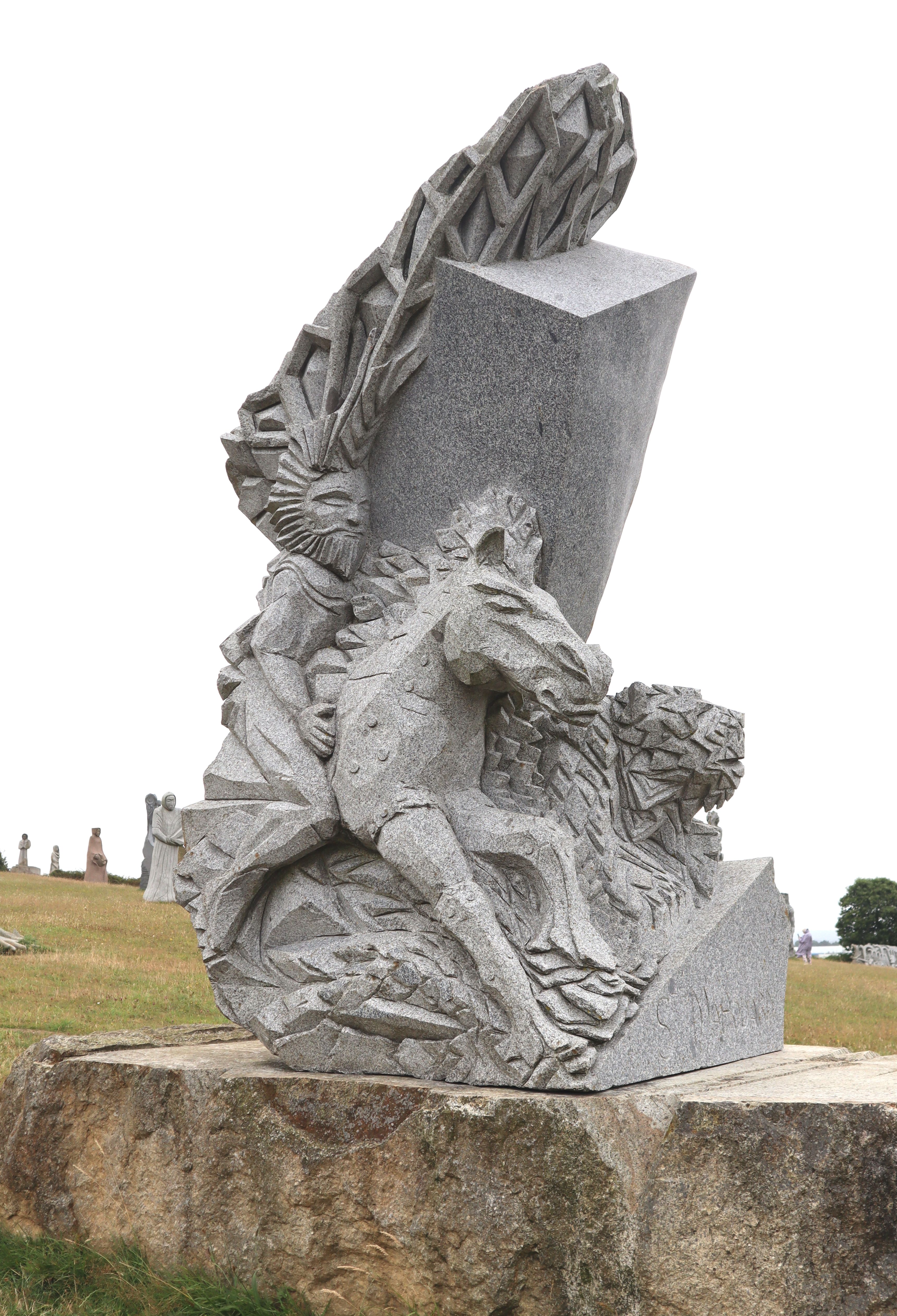 Goulven Jaoua: Statue, 2018, im &bdquo;Vallée des Saints&rdquo; nahe Carnoët bei Saint-Brieuc