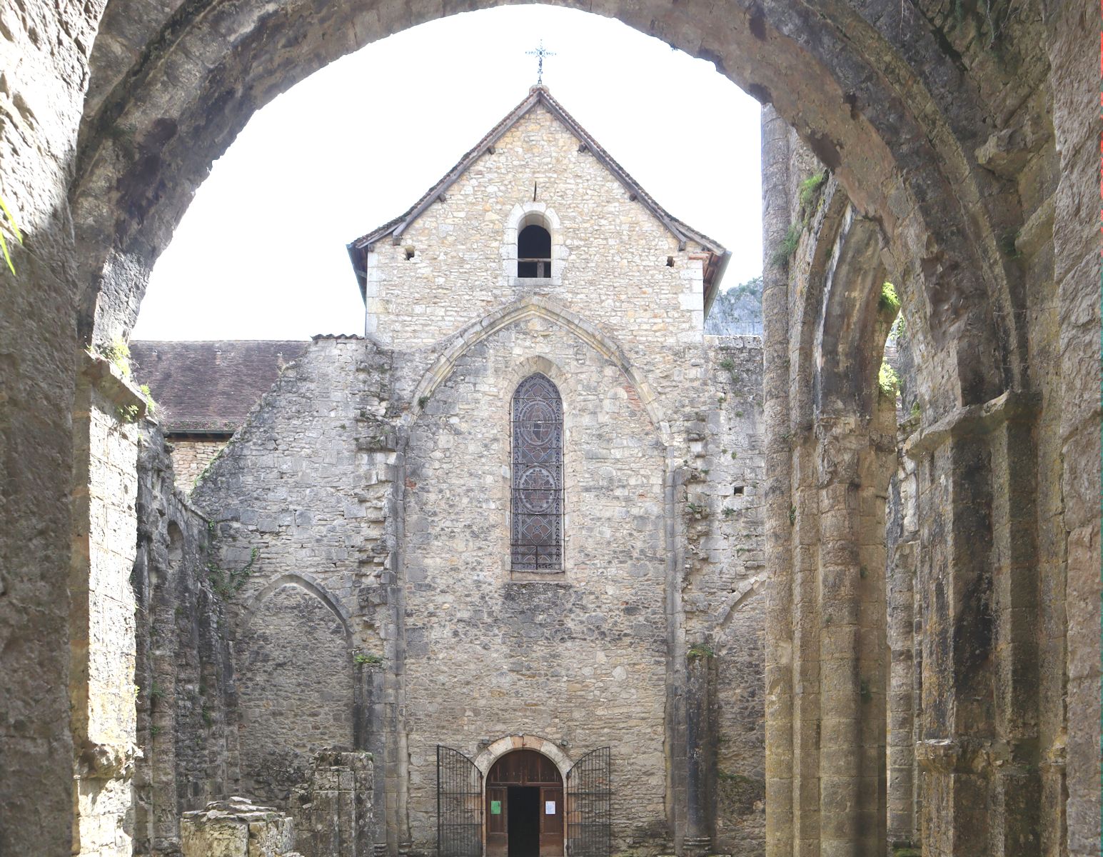Ruinen des Narthex und Kirche des ehemaligen Klosters in Marcilhac-sur-Célé