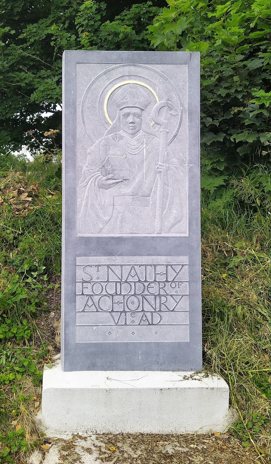 Gedenkstele an der ehemaligen Kathedrale in Achonry