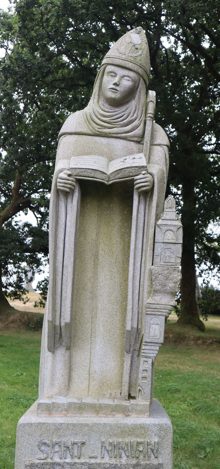 Patrice Le Guen: Statue, 2021, im &bdquo;Vallée des Saints&rdquo; nahe Carnoët bei Saint-Brieuc