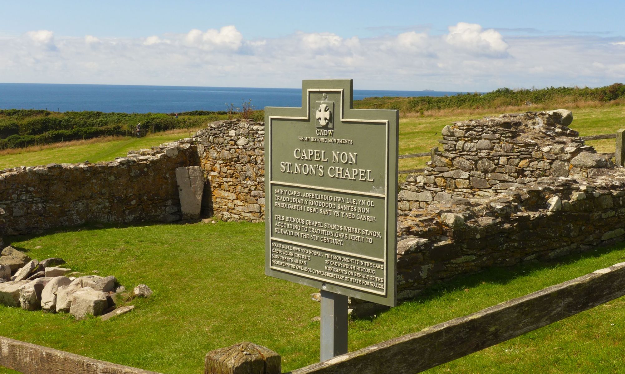 Ruine der Kapelle St Non nahe St Davids