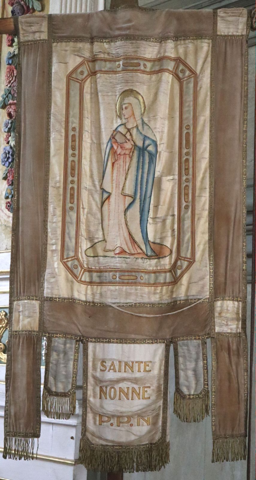 Wallfahrtsbanner in der Kirche in Dirinon
